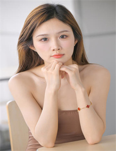 《麻豆成人片女王沈樵回归-吃黄金圣水》