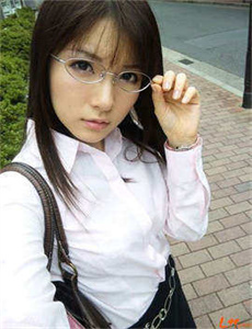 《美女穿个性衣服跳舞直播-男生女生差差差很痛的免费软件》